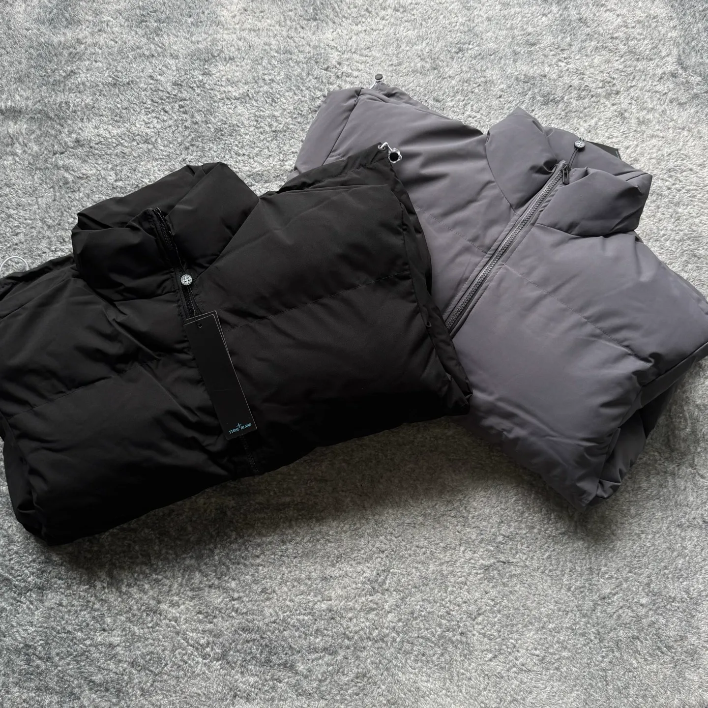 P280 Stone Island New nylon zipper outdoor functional stand-up collar cotton jacket Stone Island 23FW new product recommendation Classic nylon stand-up collar cotton jacket Short loose silhouette Suitable for various body types Specially treated nylon fabric Waterproof and anti-fouling Classic armband embellishment on the arms Customized buttons Complete with three-label hangtags Hand-stuffed down cotton inside Full and stylish Highly warm and OEM quality Factory OEM quality Exquisite workmanship Black and gray recommended Suitable for both men and women Color: Black Gray Size: M-2XL Length Bust Shoulder Width Sleeve Length M 74 128 60 60 L 76 132 62 61 XL 78 136 64 62 2XL 80 140 66 63